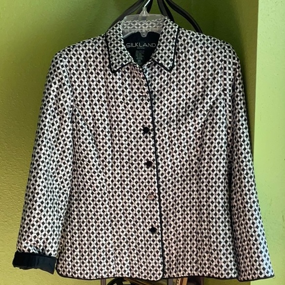 SilkLand Jackets & Blazers - NEW ARRIVAL💖SILKLAND geometric design jacket with growgrain trim on collar